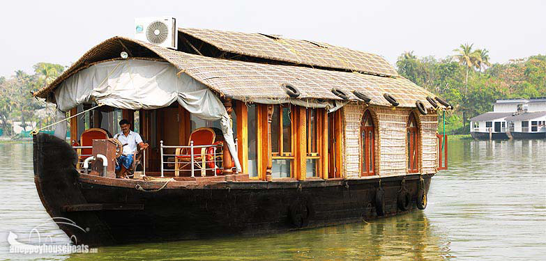 Deluxe Honeymoon Boathouse